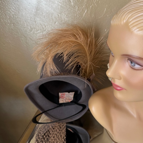 SHOWSTOPPER 1940s\' ENGLISH REGISTERED WIMBLEDON TAUPE FELT TILT HAT + FEATHERS